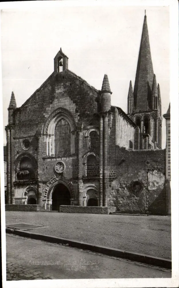 Airvault (Deux-Sèvres) — A Igreja — R. D. — R. Dorange, editor Tours - Frente