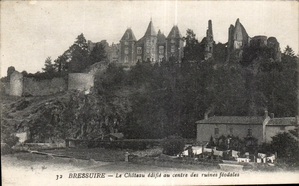 Bressuire — Das Schloss, errichtet in der Mitte der feudalen Ruinen - Vorderseite