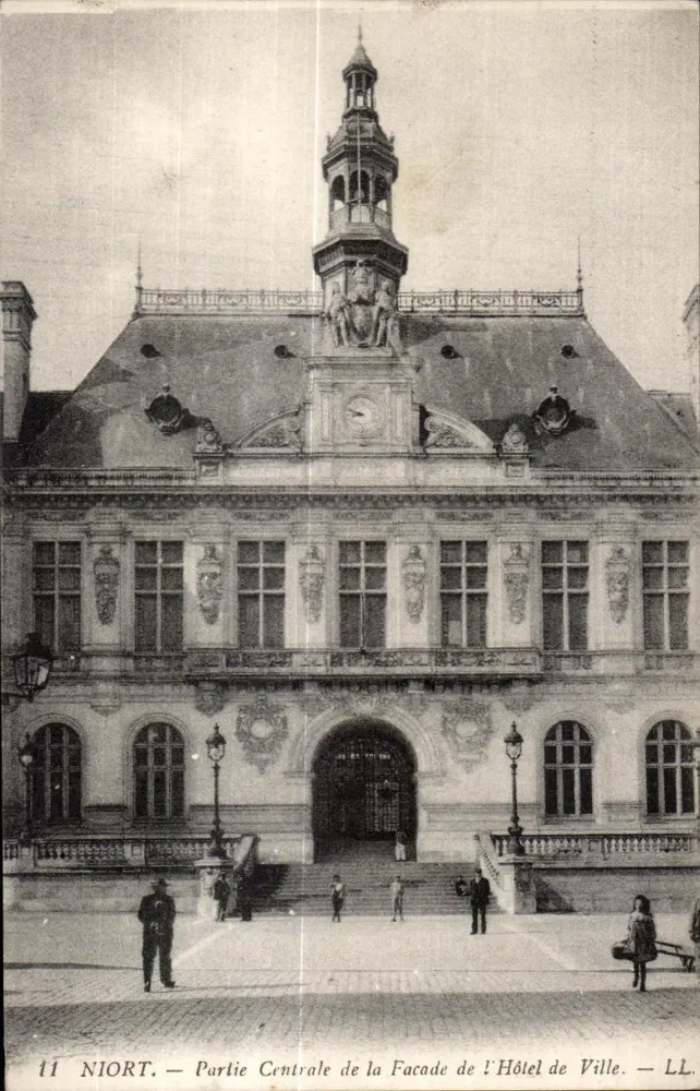 Niort — Zentralteil der Fassade des Rathauses — LL - Vorderseite