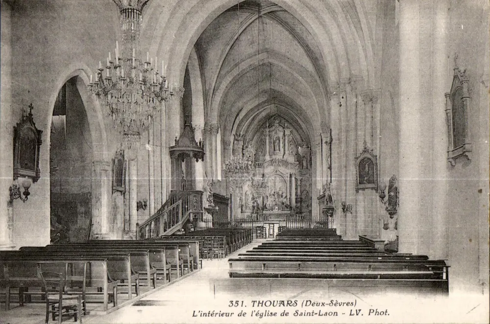 Interior da igreja de Saint-Laon — Thouars (Deux-Sèvres) — LV. Fot. - Frente