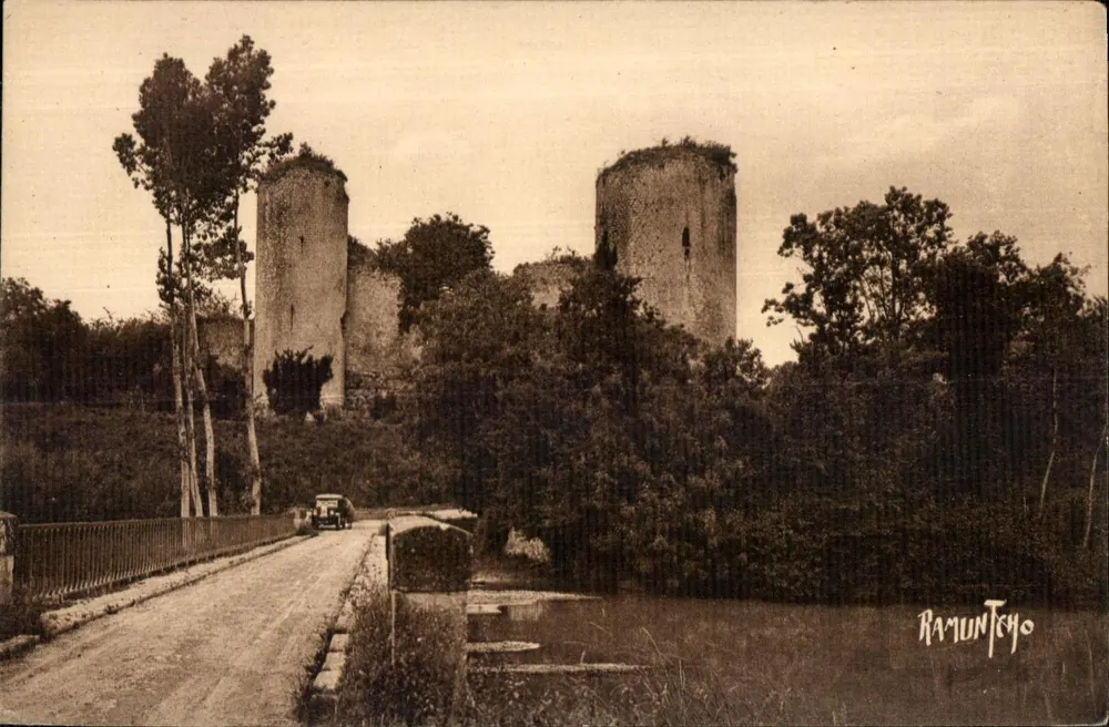 Ruínas de Coudray-Salbart em ECHIRÉ — Arredores de Niort — Edições Artísticas Raymond Bergentin, n° 15301 - Frente