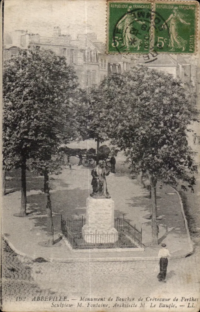 Abbeville — Denkmal für Boucher de Crèvecœur de Perithes — LL - Vorderseite