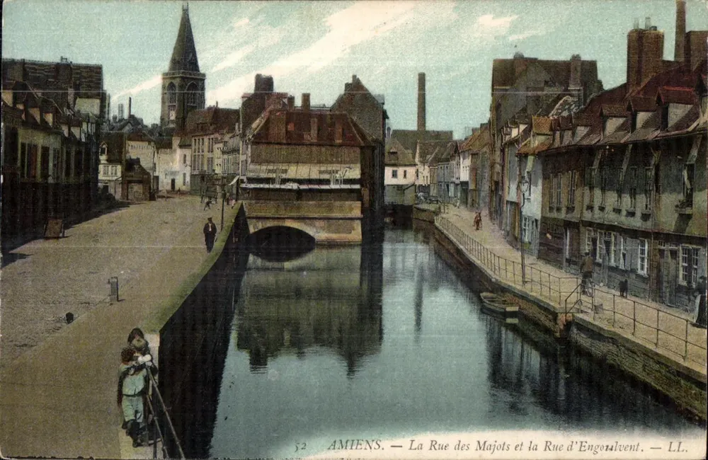 Amiens — A Rue des Majots e a Rue d'Engoralvent — LL - Frente