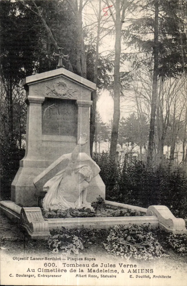 Grab von Jules Verne — Friedhof la Madeleine, Amiens — C. Boulanger, Auftragnehmer, Albert Roze, Bildhauer, E. Douillet, Architekt - Vorderseite