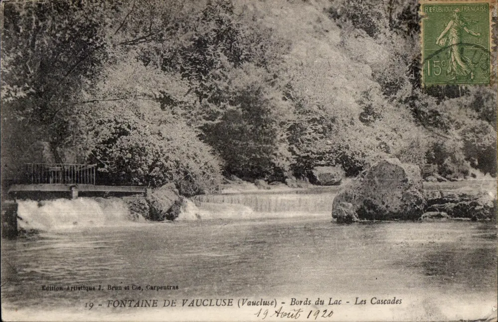 Fontaine de Vaucluse (Vaucluse) — Bordas do Lago - As Cataratas — Edições Artísticas J. Brun e Cie, Carpentras, n°19 - Frente