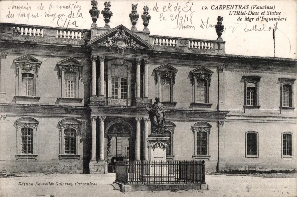Carpentras (Vaucluse) — Das Hôtel-Dieu und Statue von Mgr d'Inguimbert — Edition Nouvelles Galeries, Carpentras - Vorderseite