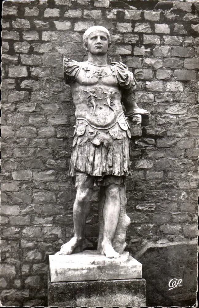 Vaison-la-Romaine — Estátua do Imperador Cuirassado — Real-Photo - Cité des Arts Photomécaniques - Frente