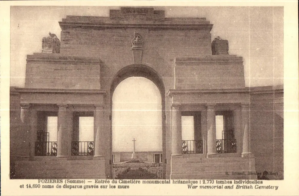 Pozieres (Somme) — Eingang zum monumentalen britischen Friedhof : 2.770 Einzelgräber - Vorderseite