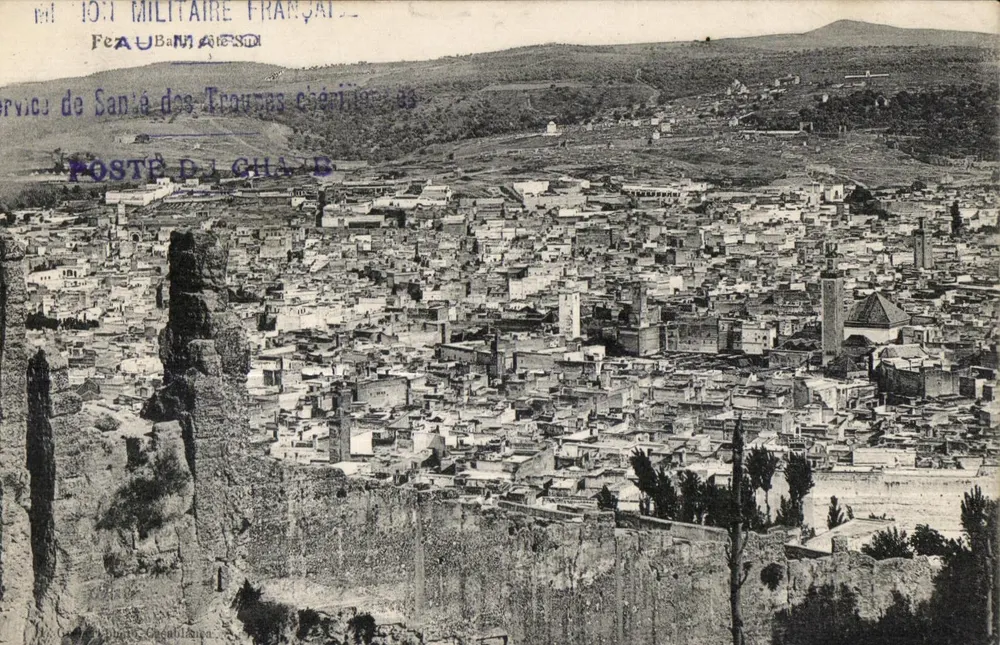 Vista aérea de Ghardaïa — Serviço de Saúde das Tropas Francesas — Posto Militar Francês - Frente