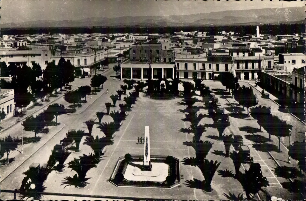 Oujda — Place Clemenceau — Teilansicht — Verlag Gidomari Yahia, Nr. 1704 - Vorderseite
