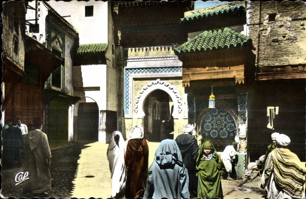 Fès — belebte Straße mit traditionellen Türen — Cap - Vorderseite