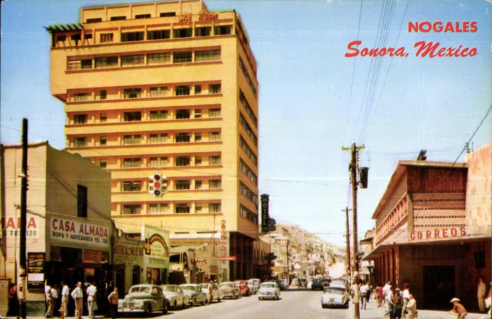 Nogales, Sonora, México — Vista da rua Campillo com o hotel Fray Marcos de Niza e o escritório de correios - Frente