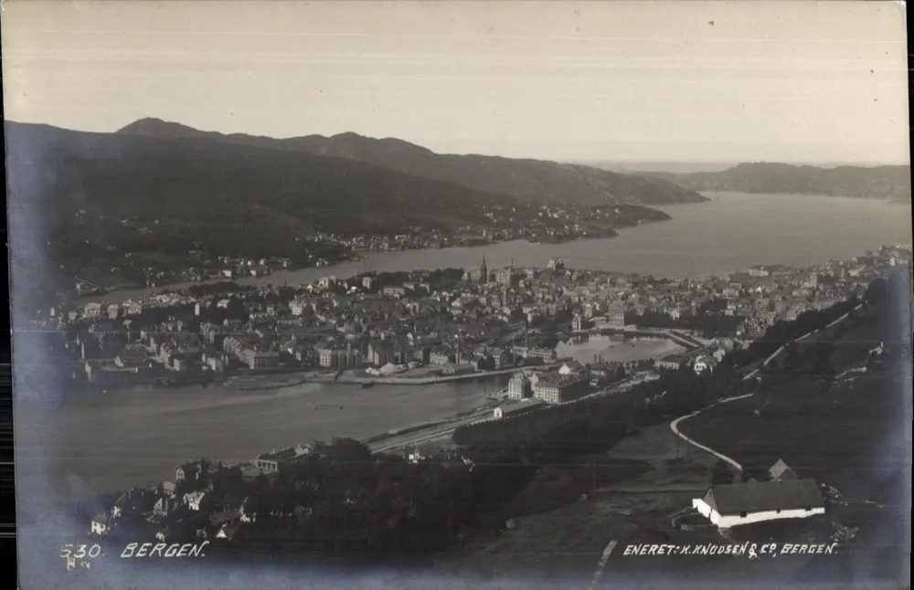 Visão aérea de Bergen — editor K. Knudsen & Co. — n° 530 - Frente
