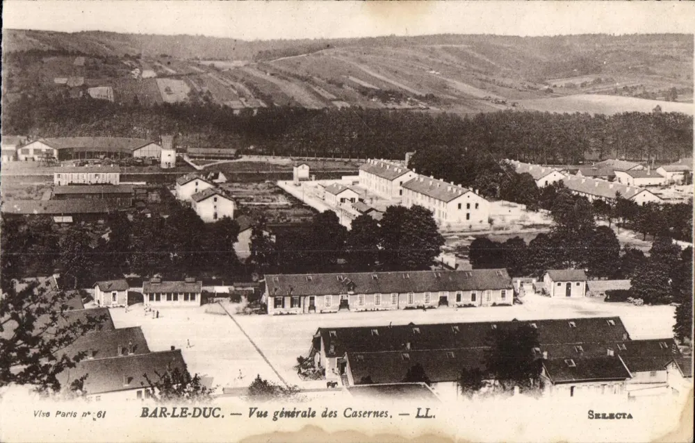 Bar-le-Duc — Vista geral das Casernas — LL. — Selecta - Frente