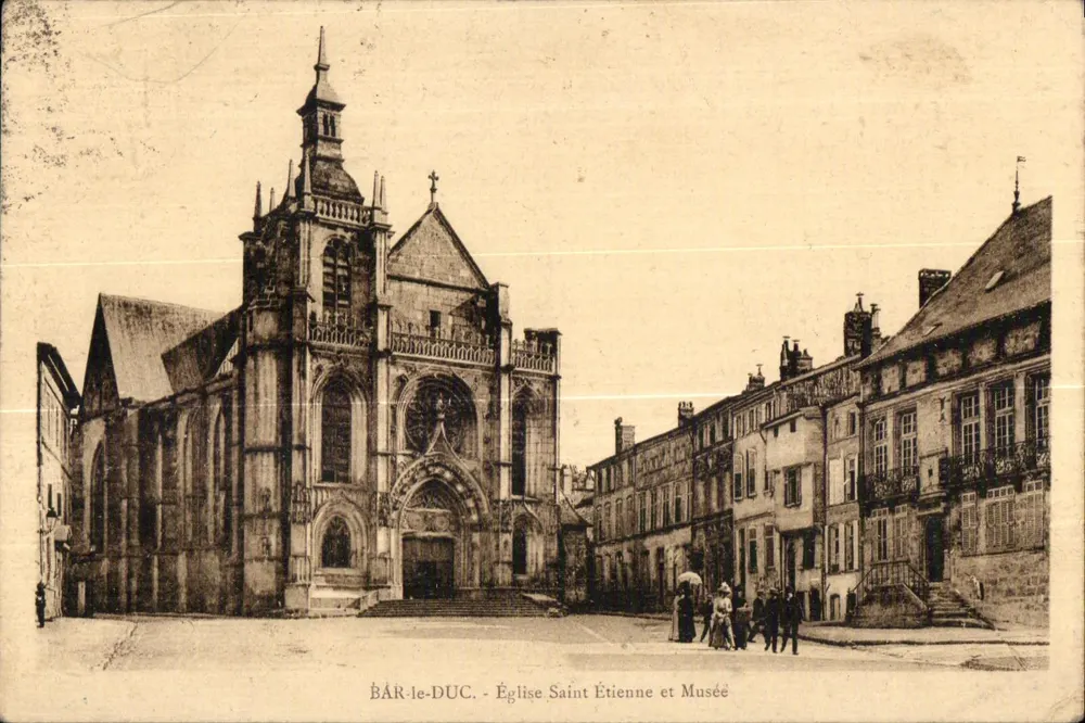 Bâr-le-Duc - Igreja de São Etienne e Museu - Frente