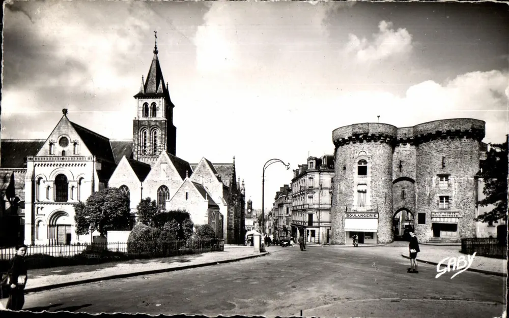 A porta Beucheresse e a catedral — La Vallée (Mayenne) — Edições Gaby - Frente