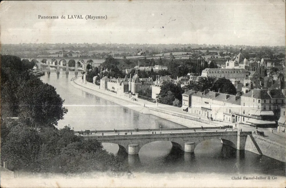 Panorama de LAVAL (Mayenne) — Cliché Hamel-Jallier & Cie - Frente