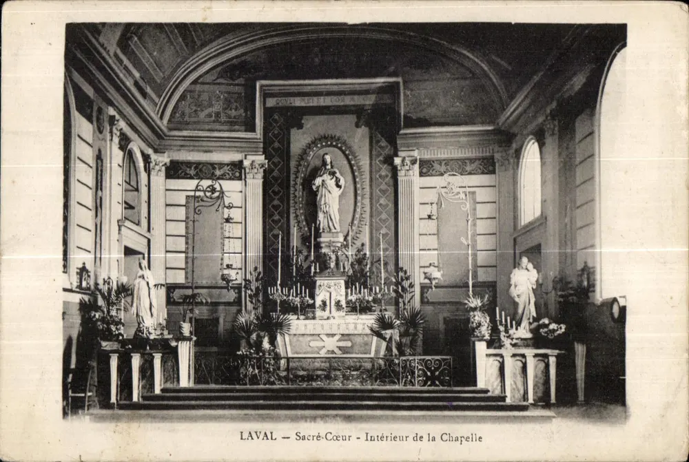 Laval — Coração Sagrado — Interior da Capela - Frente