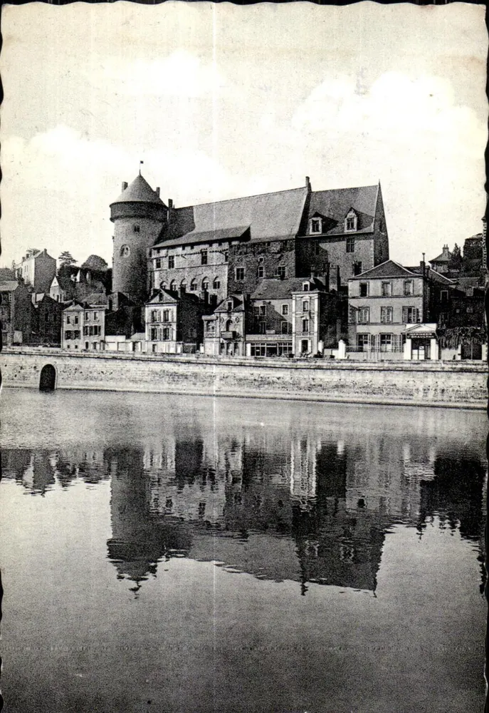 Laval — O Castelo, reflexos na Mayenne — Cle des Arts Photographiques - Frente