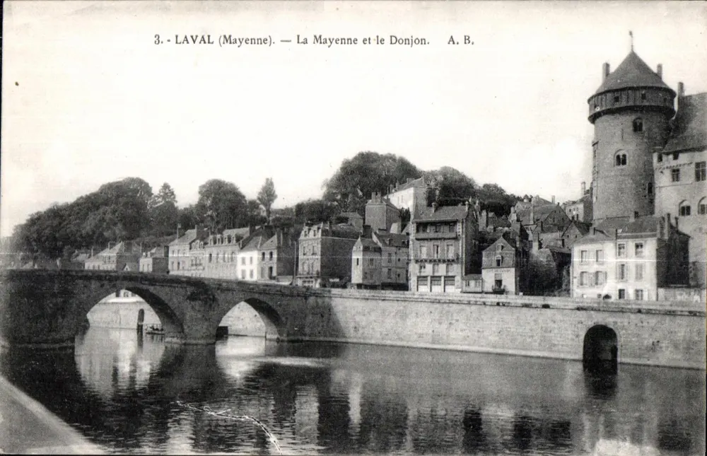 La Mayenne e o Donjon — LaVAL (Mayenne) — A. B. - Frente