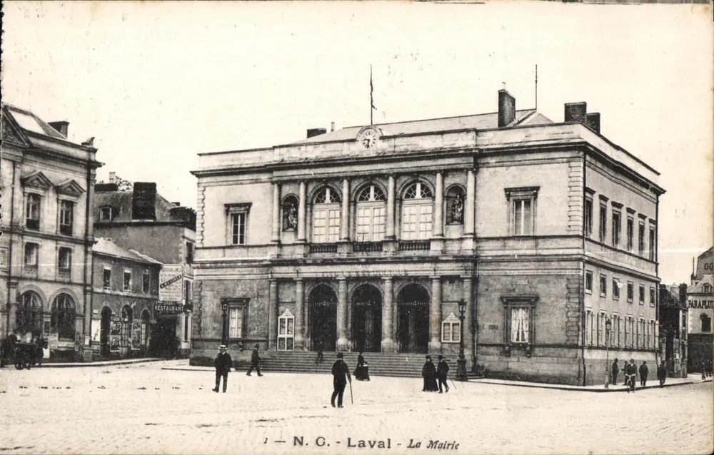 Laval - A Prefeitura — vista da prefeitura com pessoas e comércios — N.C. (editor) n°1 - Frente