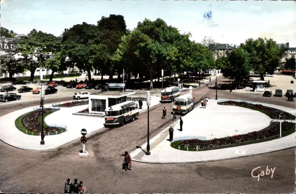 Place du 11 Novembre a Laval — vista della piazza con tram — edizione Gaby - Recto