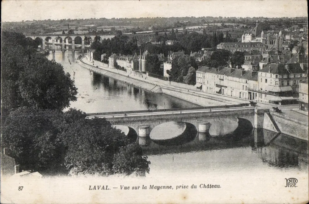 Laval — Vista sobre a Mayenne, tirada do Castelo — JND Fot. - Frente