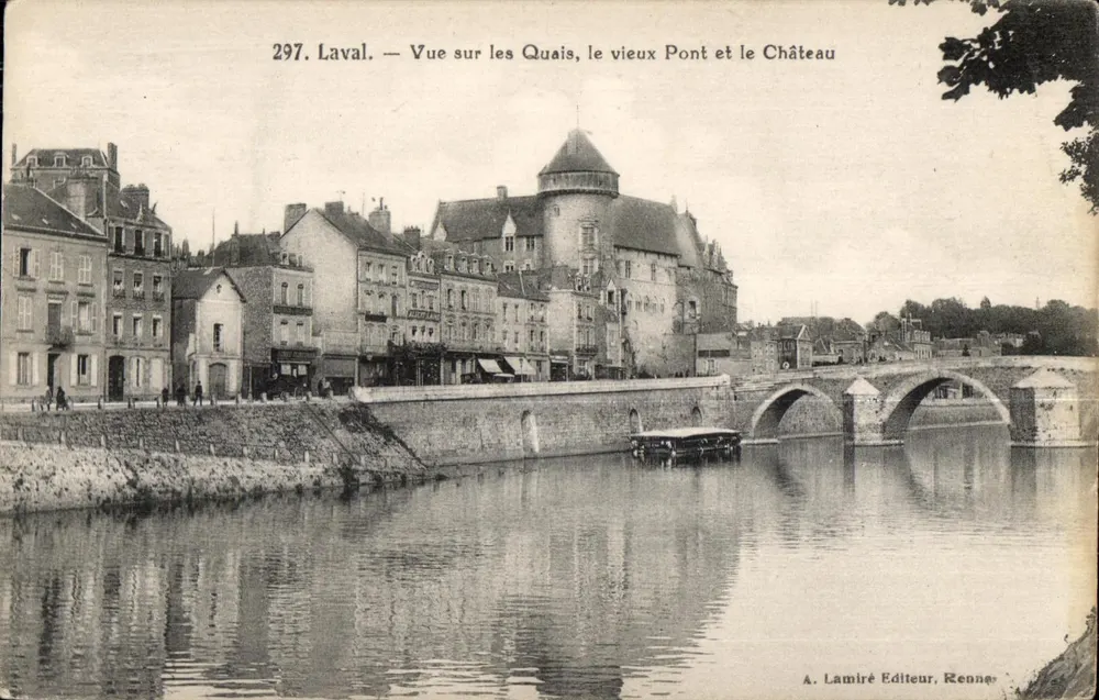 Laval — Ansicht der Ufer, der alten Brücke und des Schlosses — A. Lamiré Verlag, Rennes - Vorderseite