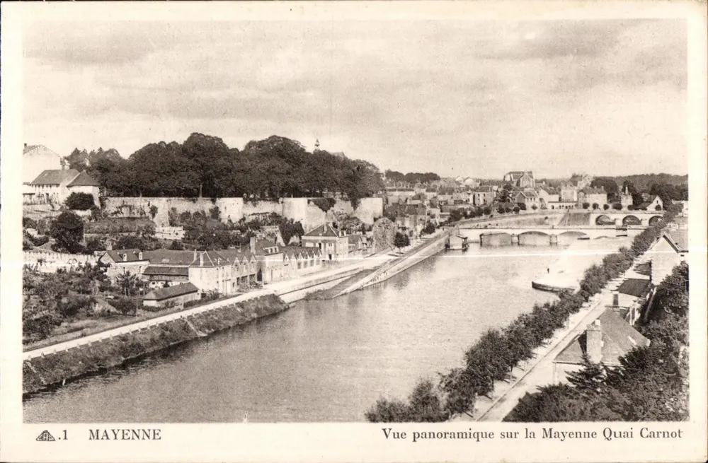 Mayenne — Panoramablick auf den Mayenne-Fluss Quai Carnot — C.A.P. - 44, rue Labellier - Paris (15°) - Vorderseite