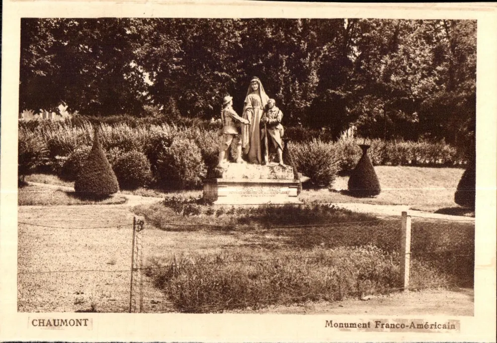 Chaumont — Monument Franco-Americano com estátua de três personagens — Imp. d'Art 'Hélias' (Moselle) - Frente