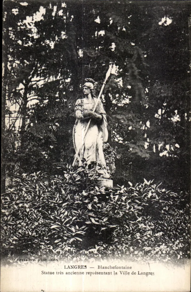 Langres — Blanche-fontaine — Sehr alte Statue, die die Stadt Langres darstellt - Vorderseite