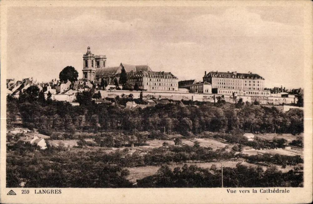 Langres — Vista em direção à Catedral — C. dos Artes Fotográficas, Paris-Strasbourg, n° 259 - Frente