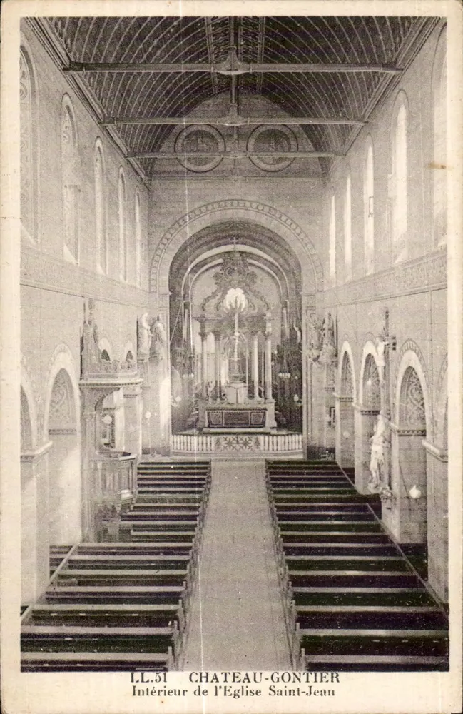 Innenraum der Kirche Saint-Jean — Château-Gaontier - Vorderseite