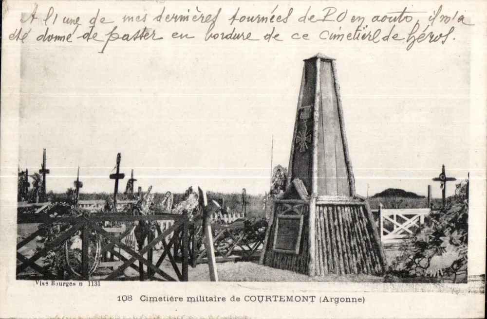 Militärfriedhof von COURTEMONT (Argonne) — Blick auf ein zentrales Denkmal und Gräber — Verlag Viss Bourges n° 1131 - Vorderseite