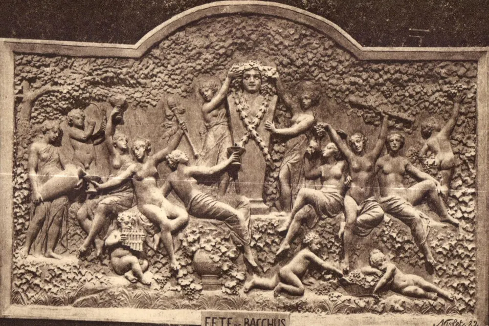 Festa de Bacchus — baixo-relevo esculturado na argila — Coleção Champagne Pommery & Greno - Reims, N°14 - Frente