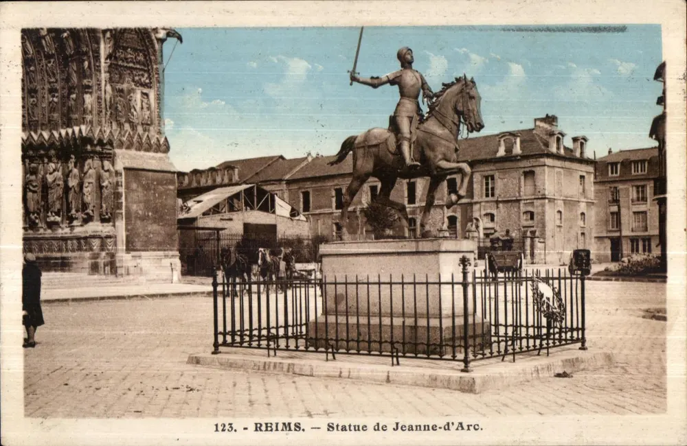 Reims — Estátua de Joana d'Arc — Editor desconhecido, n° 123 - Frente