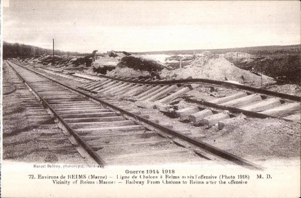 Um REIMS (Marne) — Bahnstrecke Chalons nach Reims nach der Offensive — Marcel Delboy, Phototypie, Nord-aux - Vorderseite