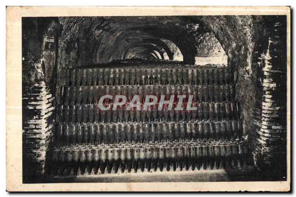 Galerie C — unterirdischer Tunnel mit Reihen von Flaschen — Verleger nicht sichtbar - Vorderseite