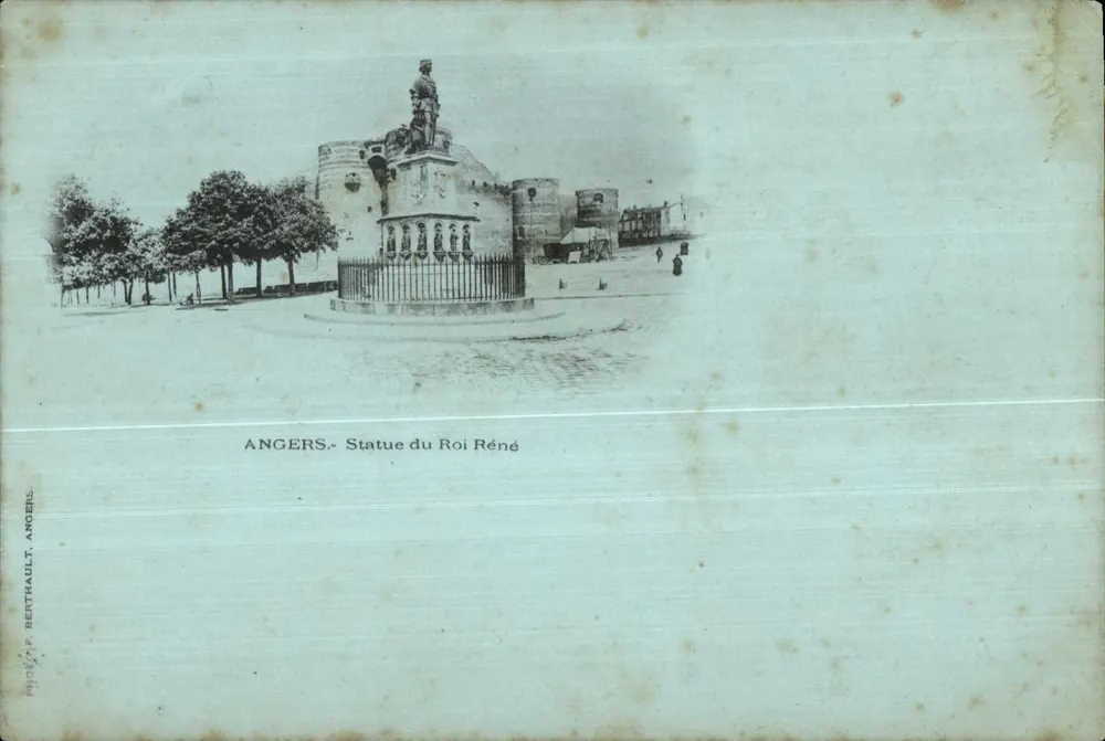 Angers — Estátua do Rei René — Foto F. Berthault, Angers - Frente