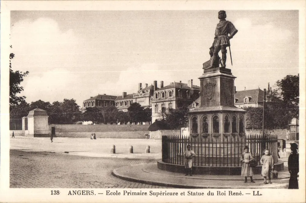Angers — Höhere Primarschule und Statue des Königs René — LL. - Vorderseite