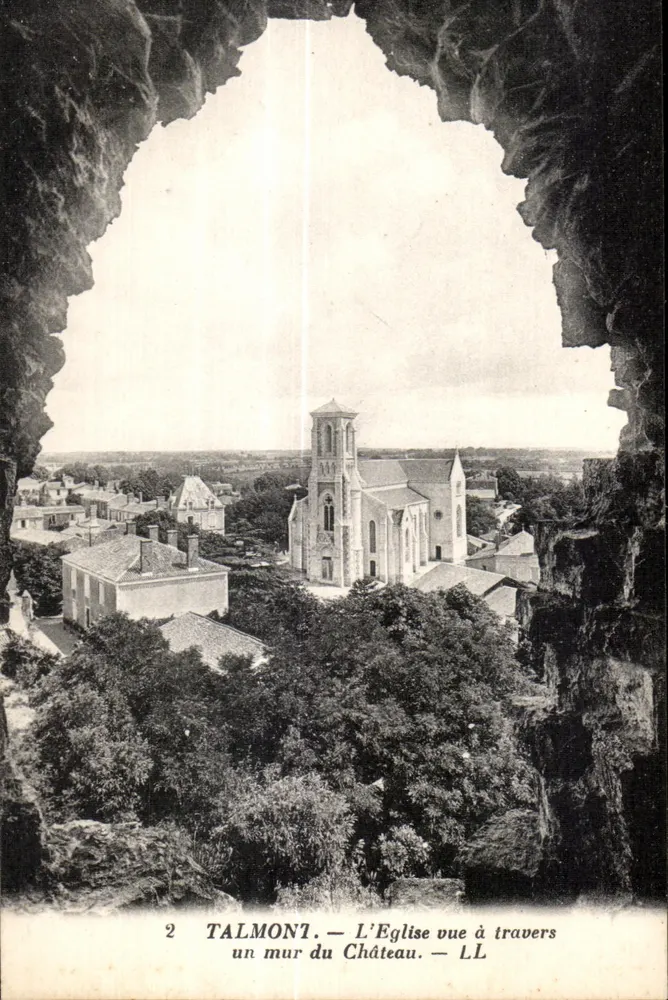 Talmont — Die Kirche durch eine Burgmauer gesehen — LL - Vorderseite
