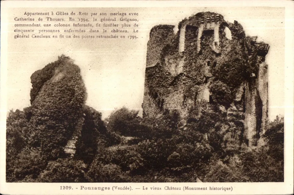 Das alte Schloss — Pouzauges (Vendée) — Historisches Denkmal - Vorderseite