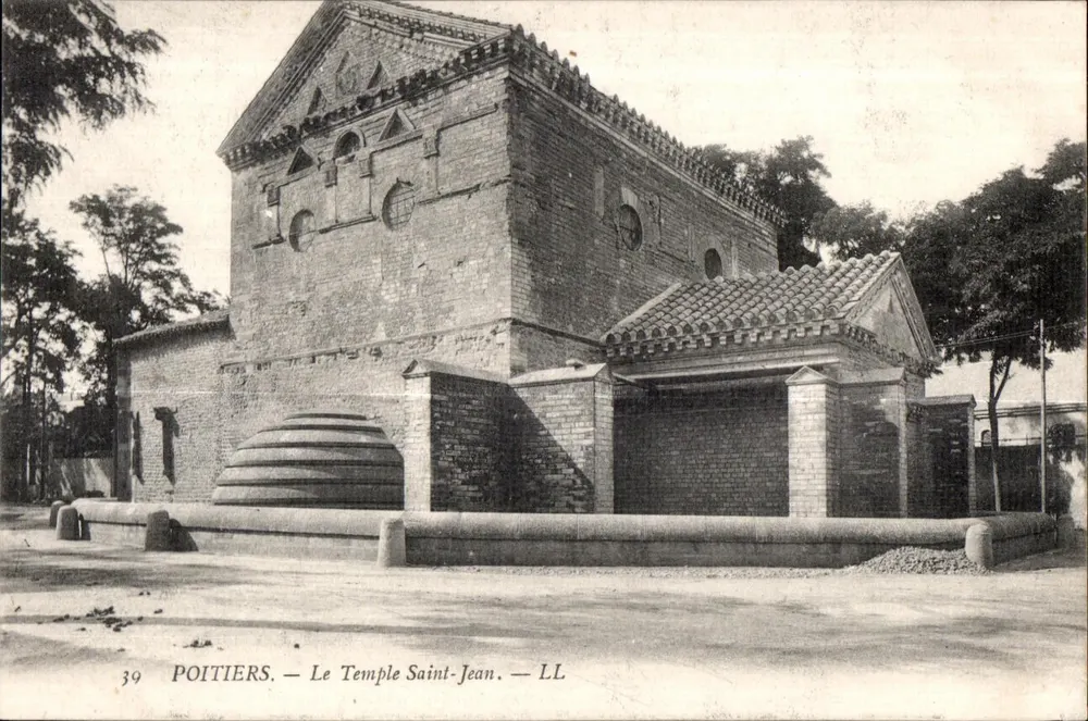 Poitiers — A Igreja de São João — LL - Frente