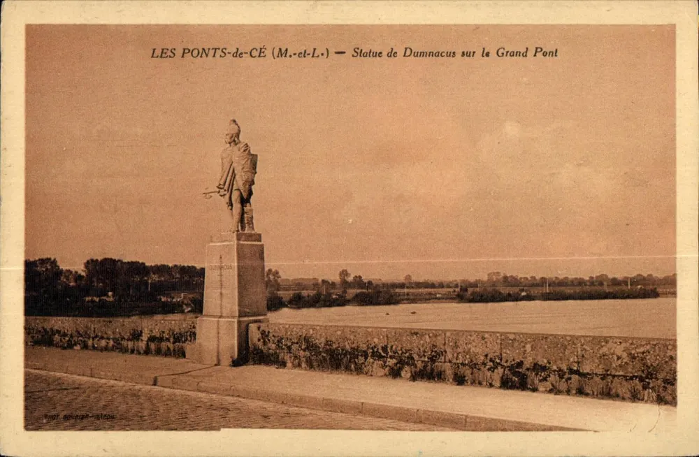 Les Ponts-de-Cé (M.-et-L.) — Statue des Dumnacus auf dem Großen Brücke - Vorderseite
