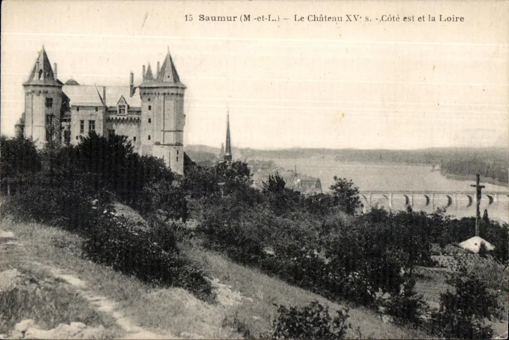 Saumur (M-et-L.) — Das Schloss 15. Jh. — Ostseite und die Loire - Vorderseite