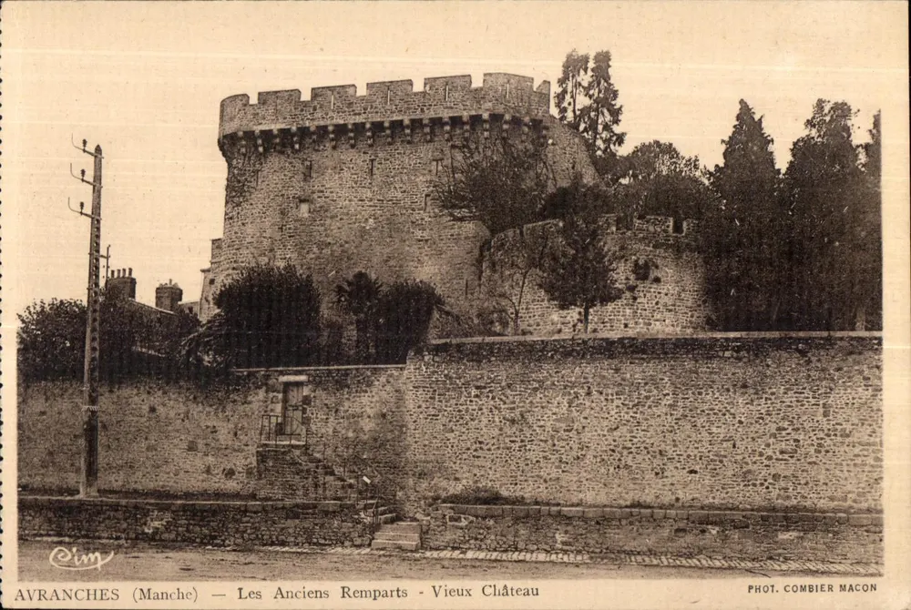 Avranches (Manche) — Die alten Mauern - Altes Schloss — Foto. Combier Macon - Vorderseite