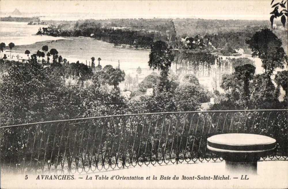 Avranches — Die Orientierungstafel und die Bucht von Mont-Saint-Michel — LL - Vorderseite