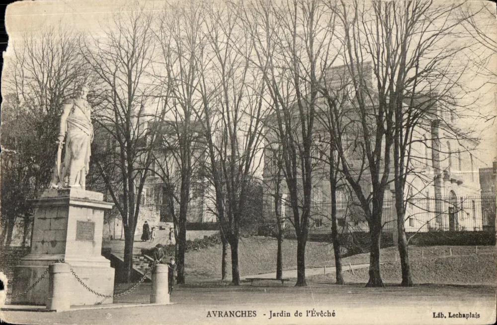 Avranches - Jardin de l'Évêché — estátua monumental e edifício religioso — Lib. Lechaplaïs - Frente