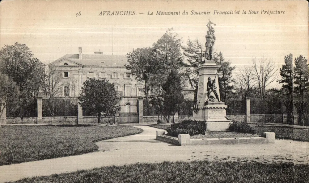 Avranches — Der französische Gedenkstein und die Unterprefektur - Vorderseite