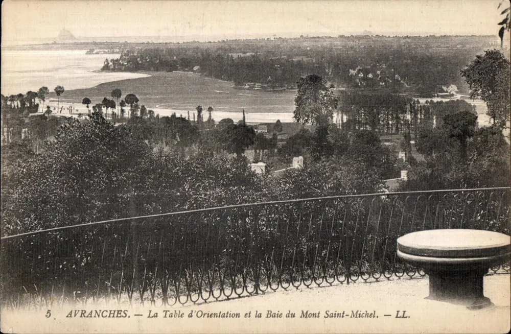 Avranches — Die Table d'Orientaion und die Bucht von Mont Saint-Michel — LL. - Vorderseite